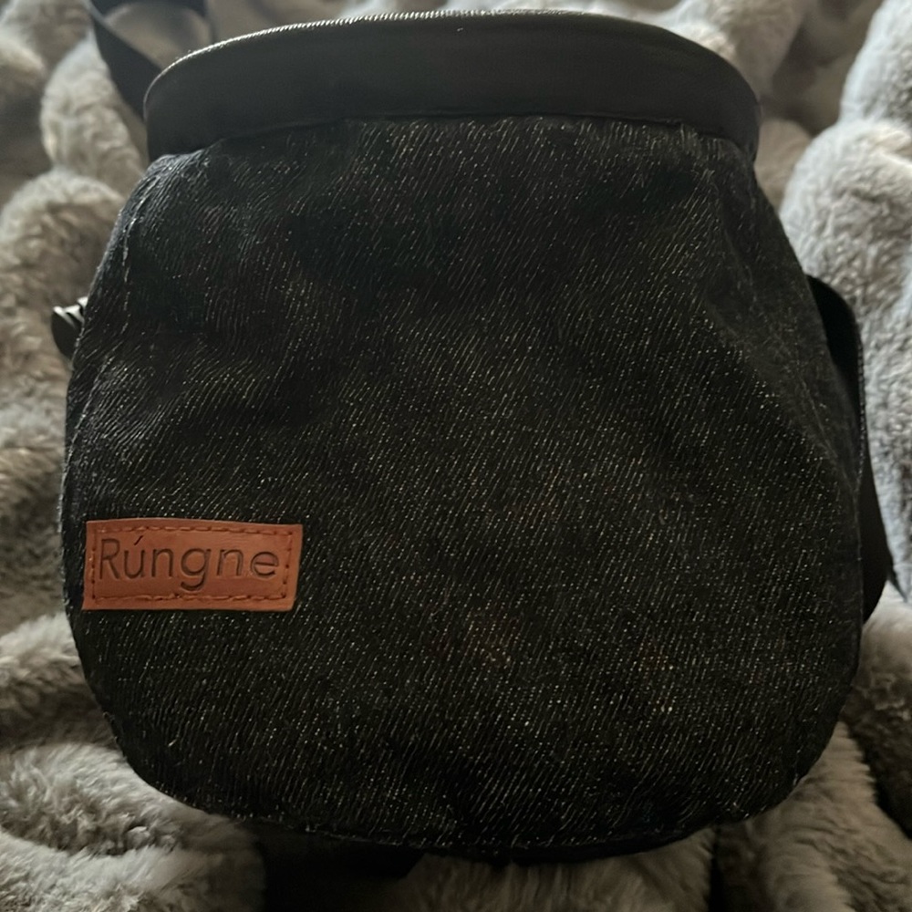 Chalk bag for rock climbing